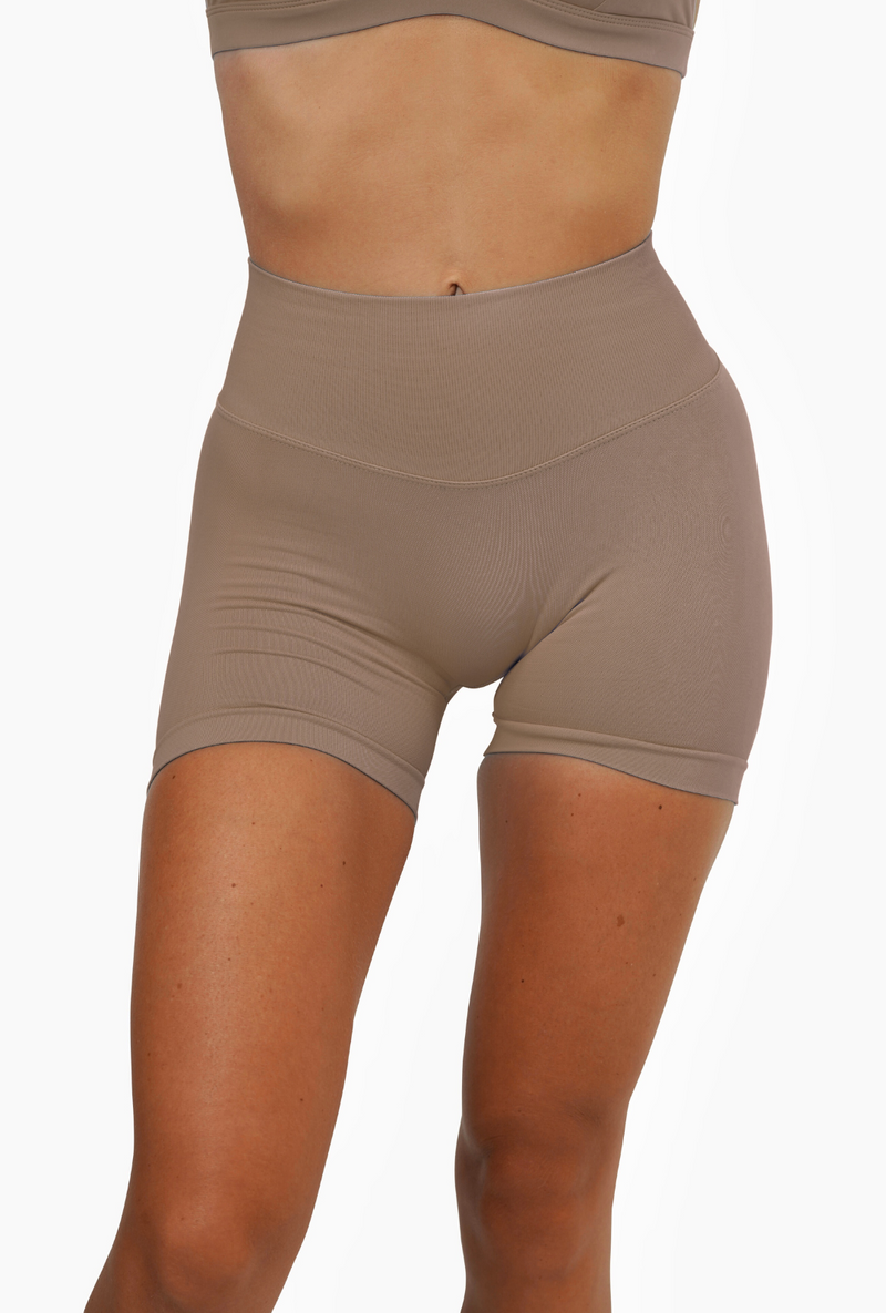 RECOIL HIGH WAIST SCRUNCH SHORTS - COFFEE