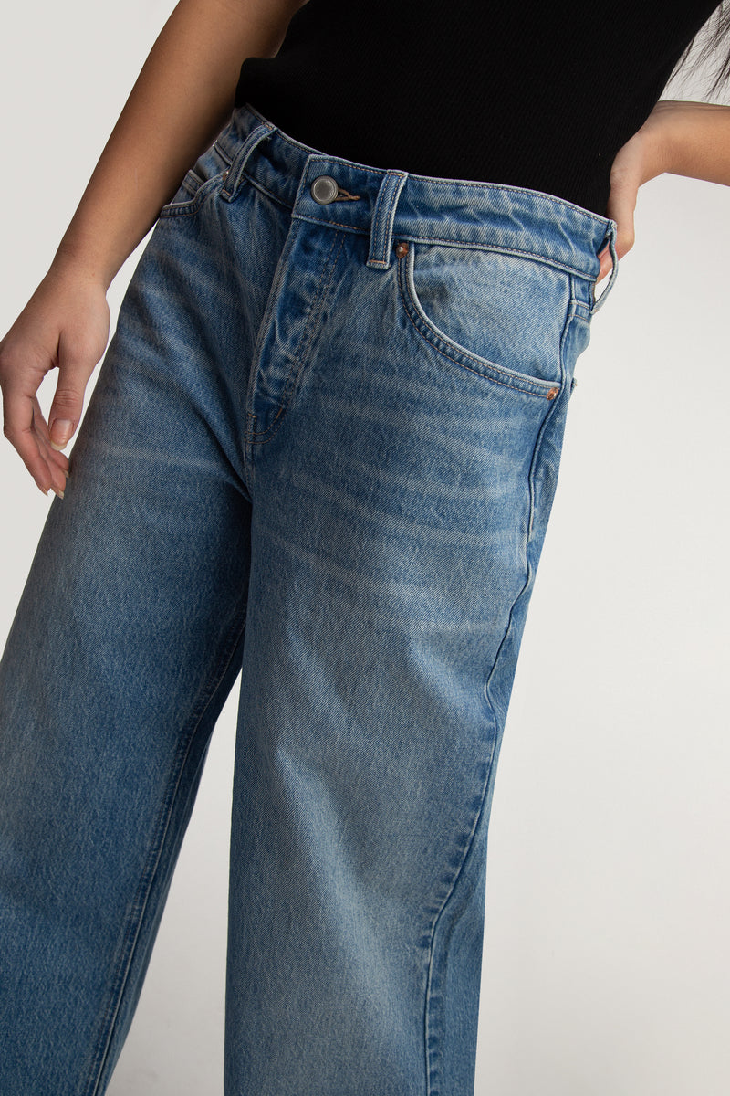 MID-RISE BAGGY WIDE LEG JEAN