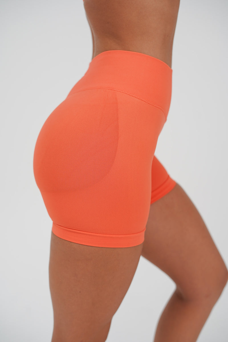 RECOIL SCRUNCH SHORTS - TAHITI ORANGE