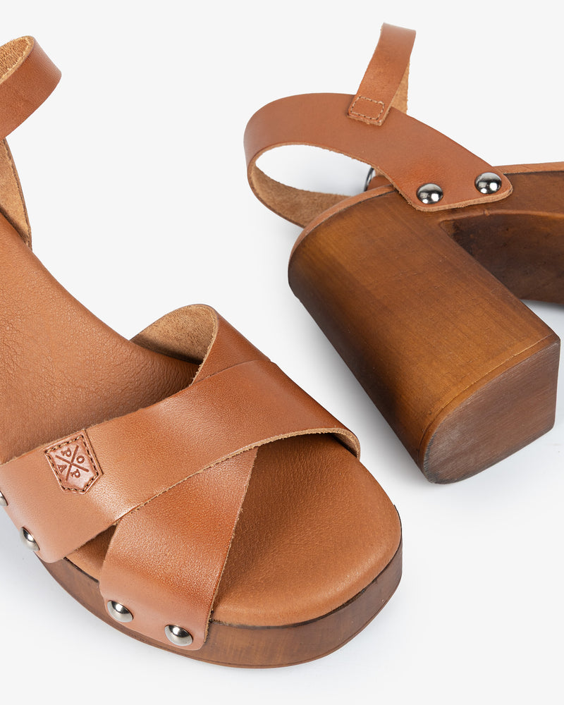 Sandalia Madera Tachas Cherry Piel Cuero