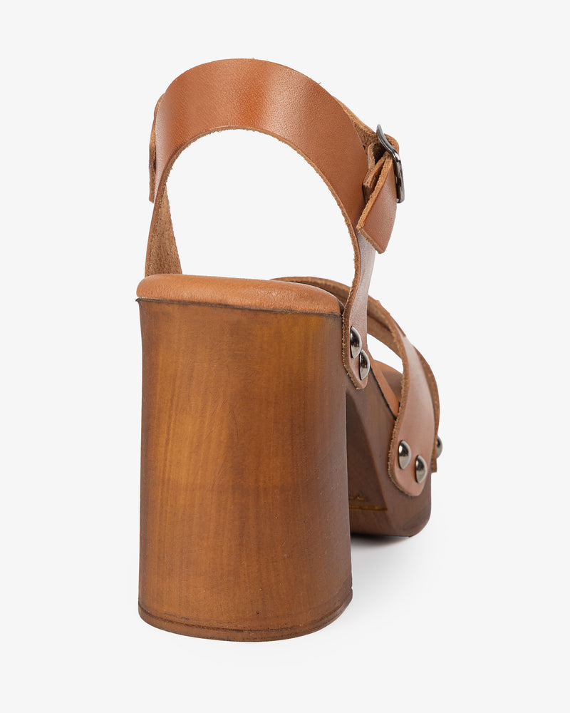 Sandalia Madera Tachas Cherry Piel Cuero