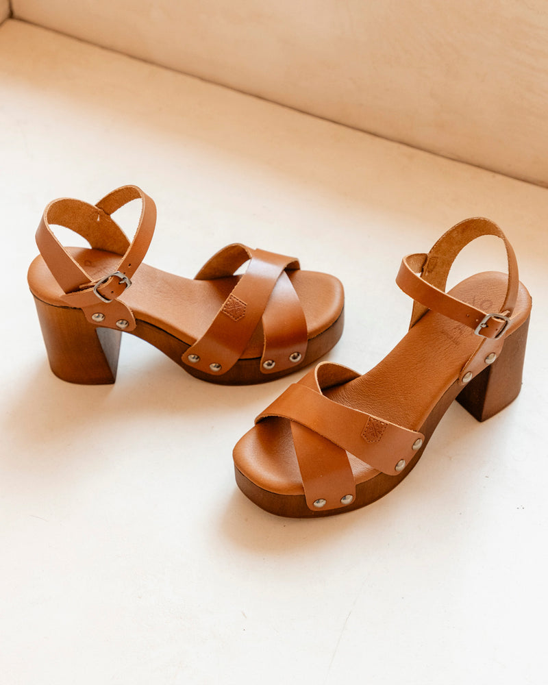Sandalia Madera Tachas Cherry Piel Cuero