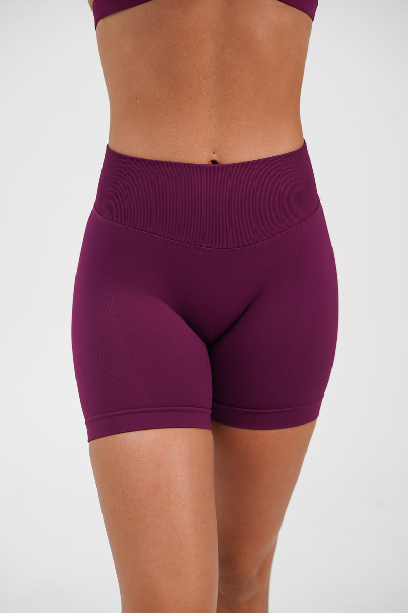 RECOIL SCRUNCH SHORTS - BERRY