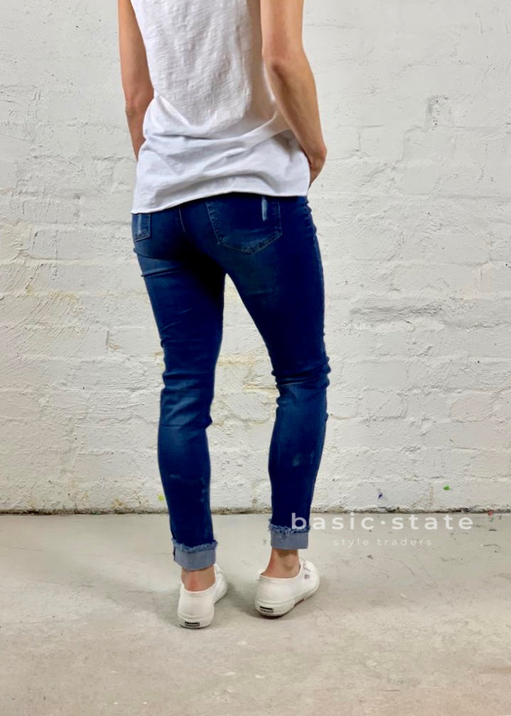 Katie Jeans || Distressed Denim