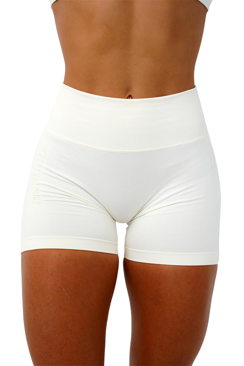 LJ V-BACK SCRUNCH SHORTS - OFF WHITE