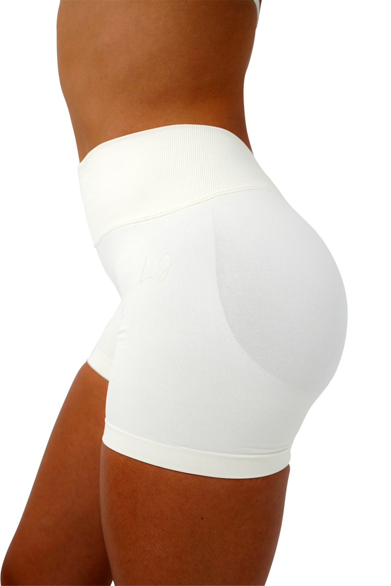 LJ V-BACK SCRUNCH SHORTS - OFF WHITE