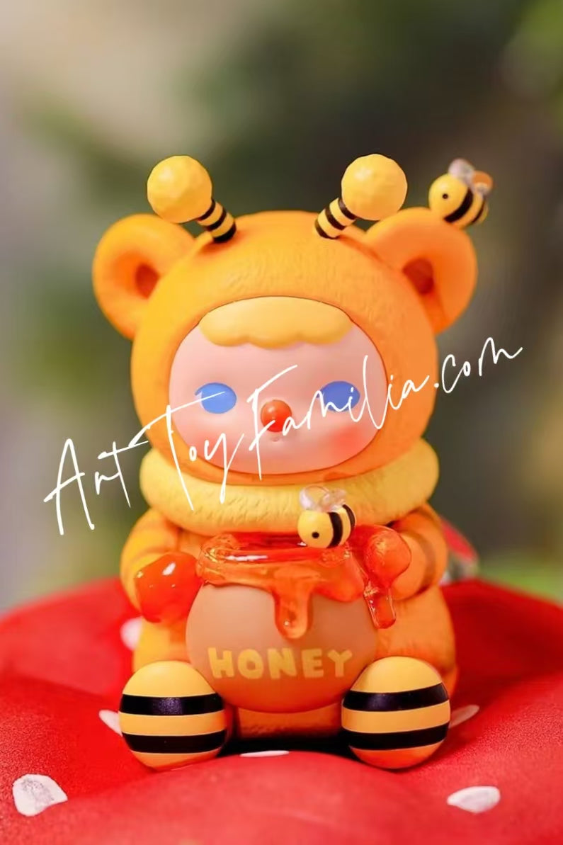 Pucky Honey Bear Baby Figurine - 蜜蜂熊吊卡
