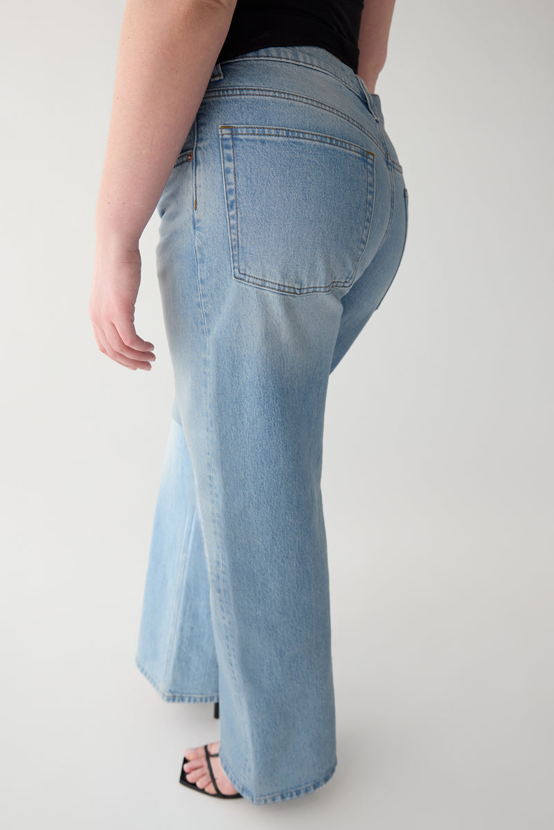 STRAIGHT LEG MID-RISE JEAN