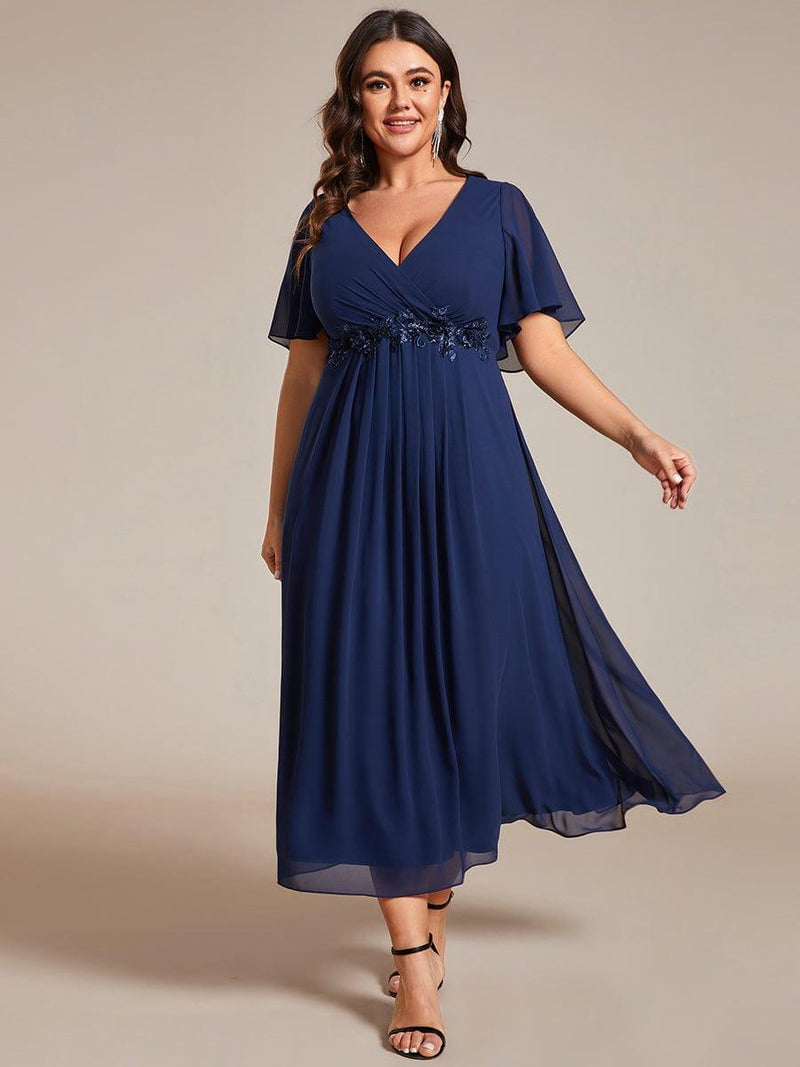 pretty DAHLIA|Plus Size V-Neck Chiffon Midi Wedding Guest Dress with Waist Applique
