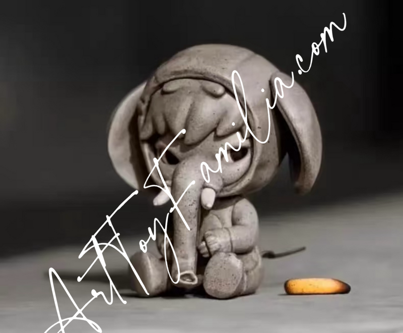 Hirono Elephant In The Room Figurine - 房间里的大象