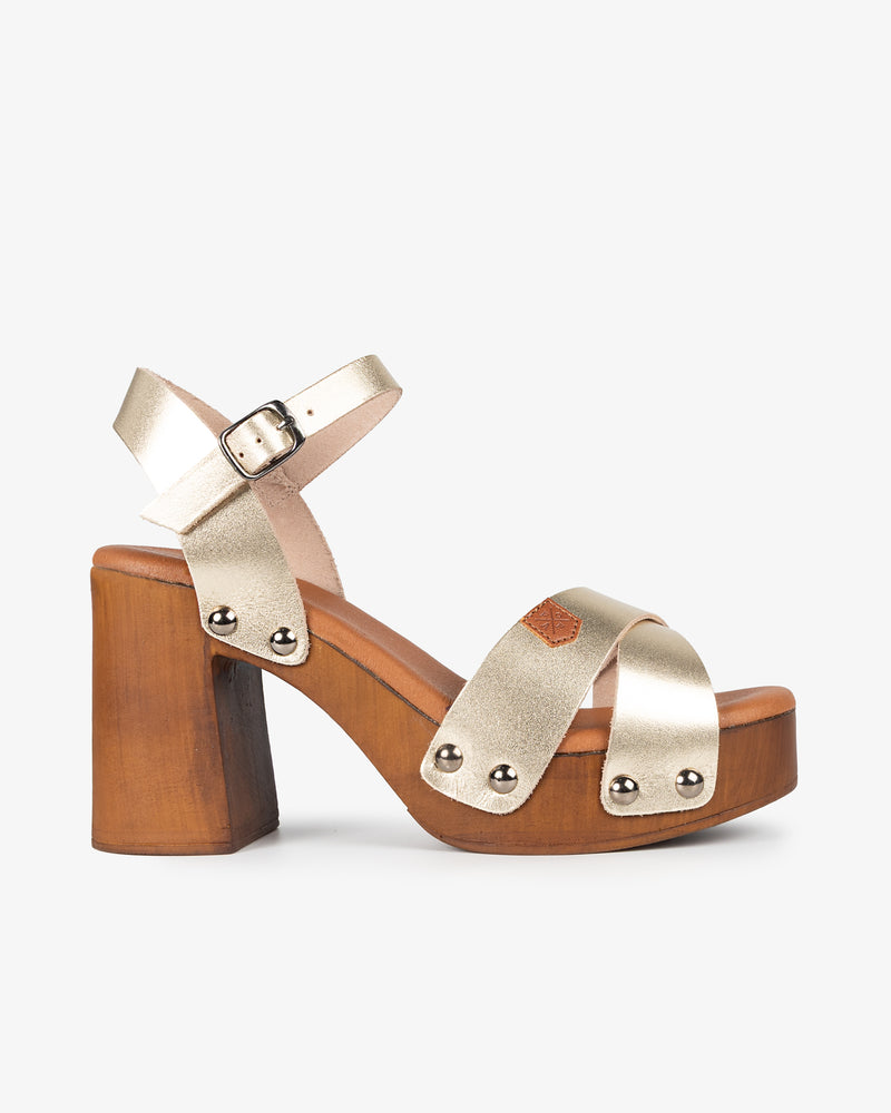 Sandalia Madera Tachas Cherry Piel Oro