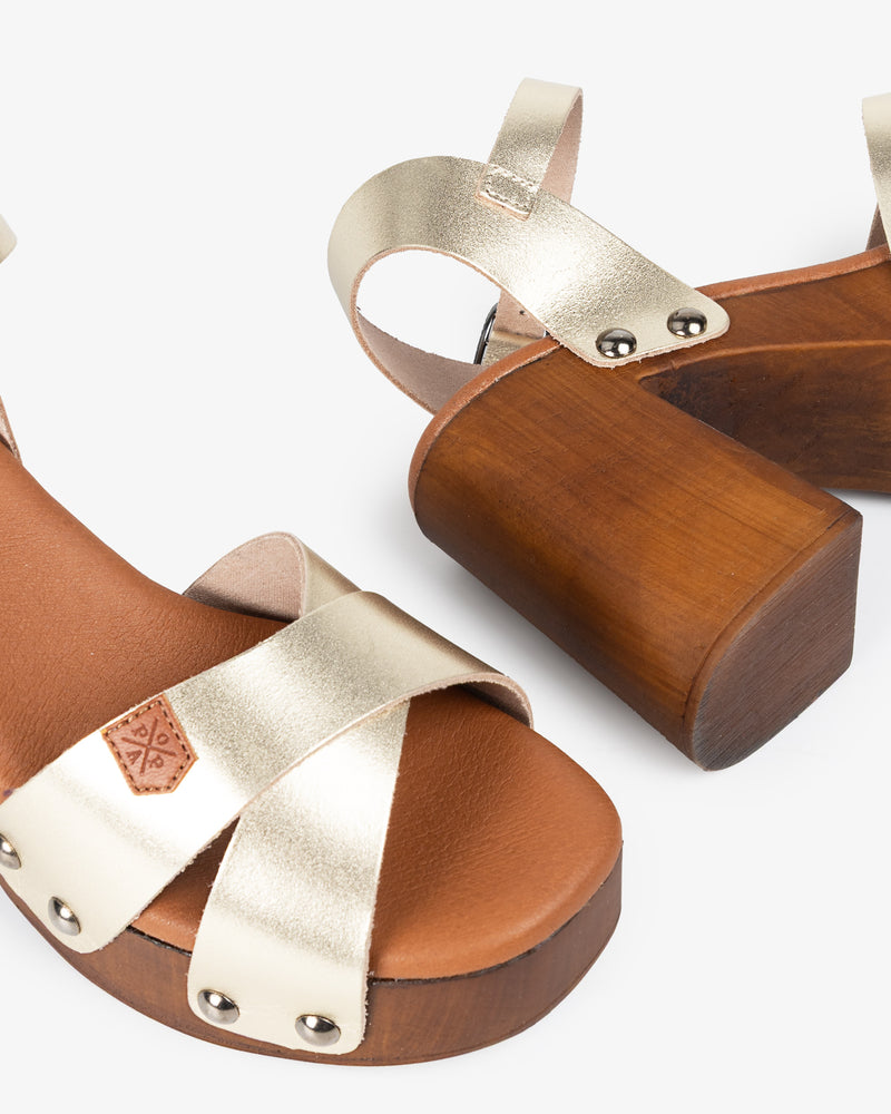 Sandalia Madera Tachas Cherry Piel Oro