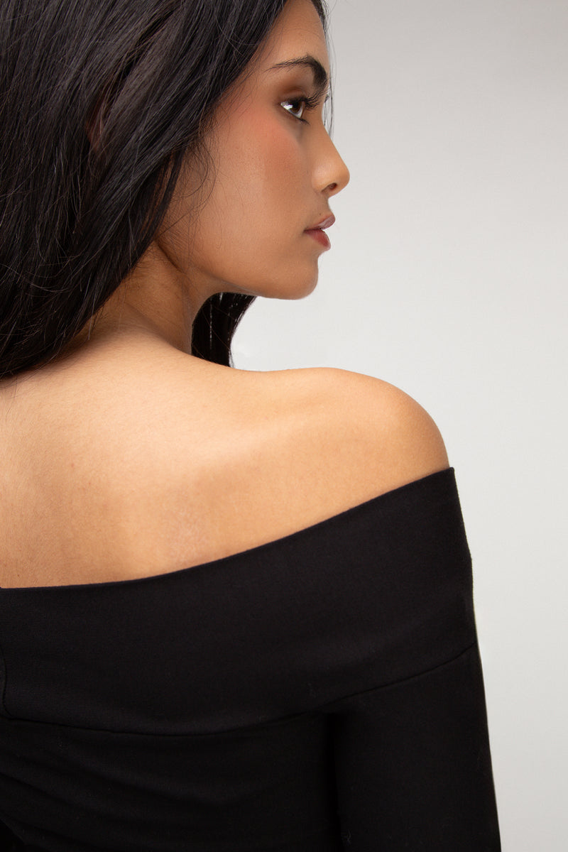 CROPPED OFF THE SHOULDER TWIST FRONT TOP