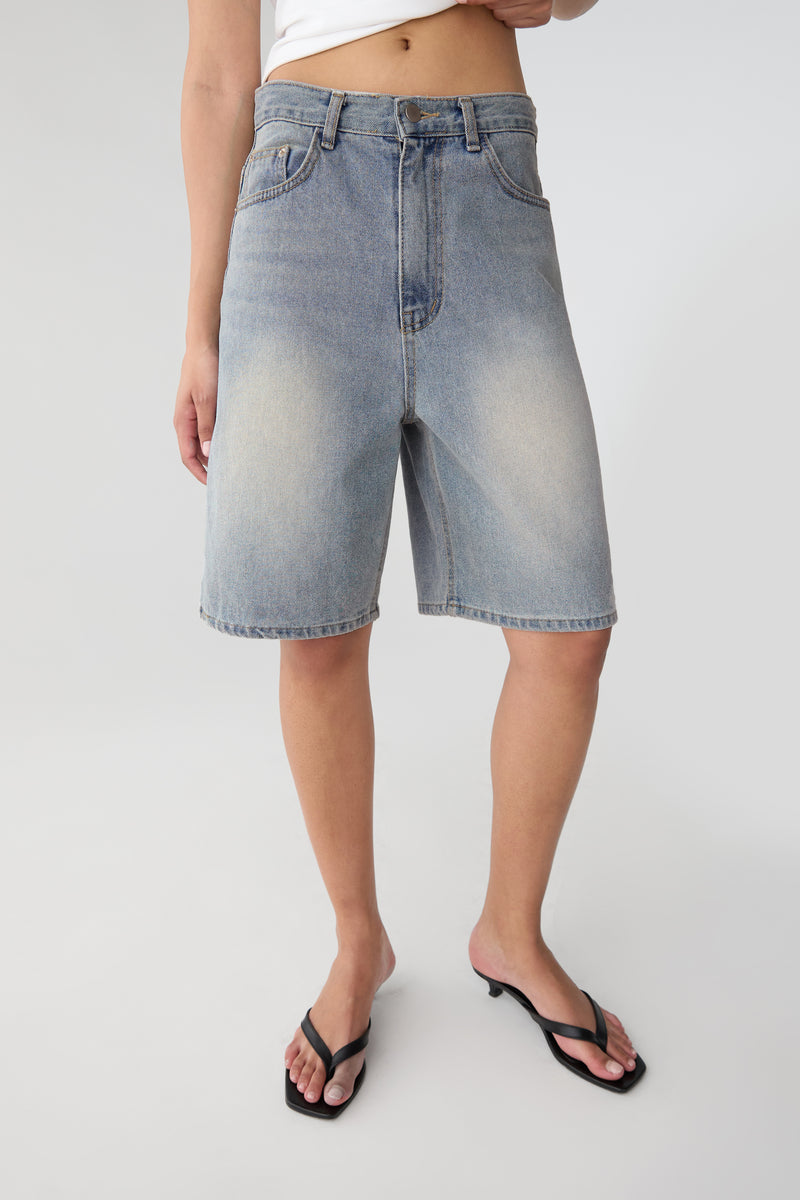 LIGHT WASH MID-RISE DENIM SHORTS