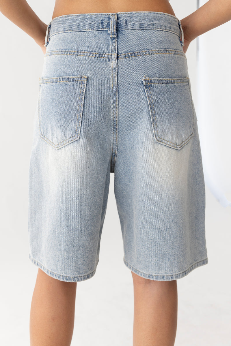 LIGHT WASH MID-RISE DENIM SHORTS
